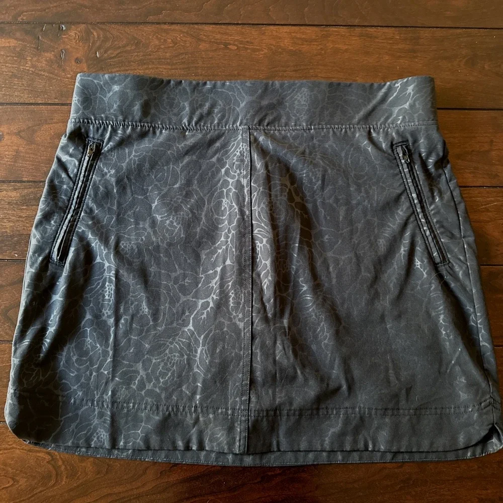 Orvis Skort Womens Large Black Performance Golf‎ Travel Comfort Rose Embossed